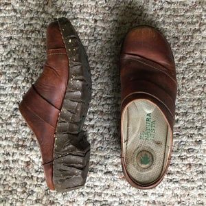 El Naturalista Leather Clogs